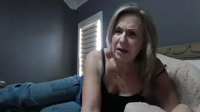 Snapshot of Lisaisluscious chatting on 10-17-25, 02:08 Lisaisluscious online show from 10-17-25, 02:08