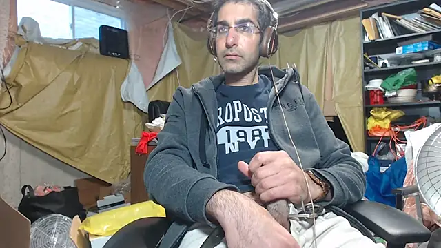 Snapshot of Gsmile1 chatting on 12-13-24, 08:15 Gsmile1 online show from 12-13-24, 08:15