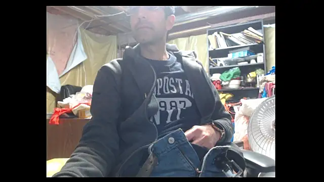 Snapshot of Gsmile1 chatting on 12-21-24, 01:36 Gsmile1 online show from 12-21-24, 01:36