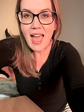 MaiseKnox online show from 10-20-25, 11:05