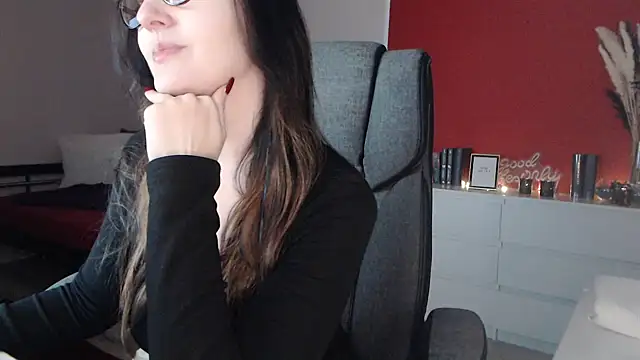 Snapshot of Alina_Lamour chatting on 10-27-25, 06:12 Alina Lamour online show from 10-27-25, 06:12