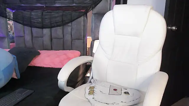 Snapshot of Christaly_ chatting on 10-24-25, 10:06 Christaly online show from 10-24-25, 10:06