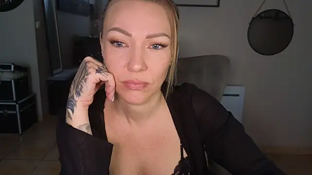 Snapshot of Sacha-xx chatting on 02-19-26, 08:43 Sacha-xx online show from 02-19-26, 08:43