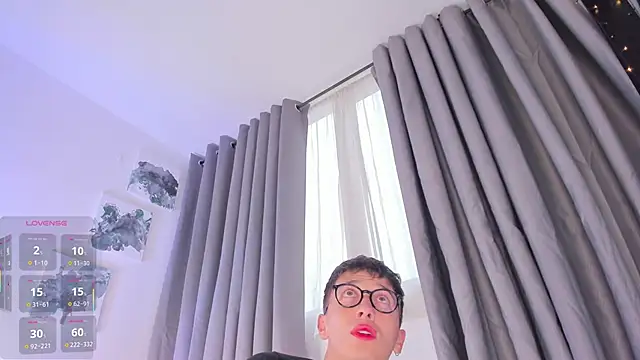 Snapshot of Thiago_jones chatting on 09-17-25, 09:38 Thiago jones online show from 09-17-25, 09:38