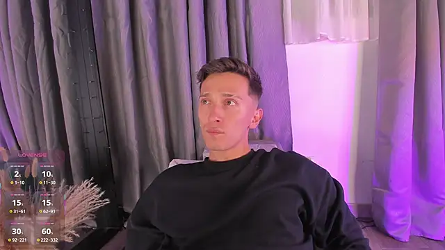 Snapshot of Thiago_jones chatting on 10-24-25, 11:45 Thiago jones online show from 10-24-25, 11:45