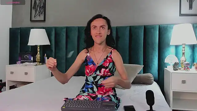 Snapshot of Karol_fenixx chatting on 01-09-25, 04:19 Karol fenixx online show from 01-09-25, 04:19