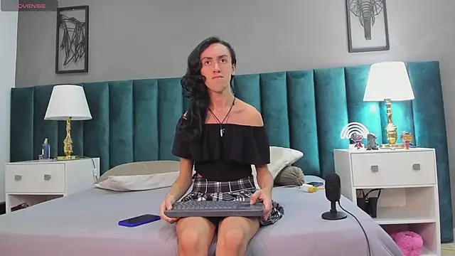 Snapshot of Karol_fenixx chatting on 02-06-25, 04:21 Karol fenixx online show from 02-06-25, 04:21