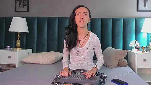 Snapshot of Karol_fenixx chatting on 02-17-25, 04:53 Karol fenixx online show from 02-17-25, 04:53