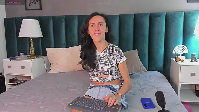 Snapshot of Karol_fenixx chatting on 02-25-25, 04:42 Karol fenixx online show from 02-25-25, 04:42