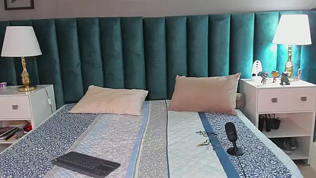 Snapshot of Karol_fenixx chatting on 03-18-25, 06:59 Karol fenixx online show from 03-18-25, 06:59