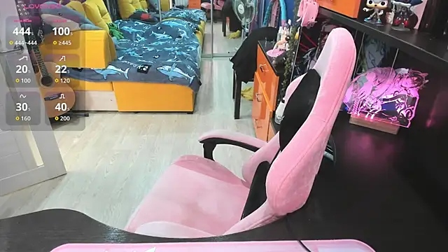 Softie Sofy online show from 10-15-25, 05:18