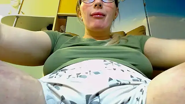 Snapshot of miaa_sunn chatting on 12-04-25, 12:47 miaa sunn online show from 12-04-25, 12:47