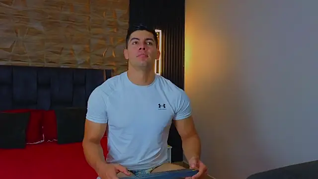 Snapshot of FelipeAndMarcello3 chatting on 03-14-25, 07:01 FelipeAndMarcello3 online show from 03-14-25, 07:01