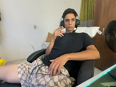 Snapshot of Max_TheHorseDick chatting on 01-03-25, 02:43 Max TheHorseDick online show from 01-03-25, 02:43