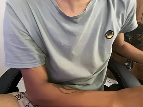 Snapshot of Max_TheHorseDick chatting on 01-05-25, 02:17 Max TheHorseDick online show from 01-05-25, 02:17