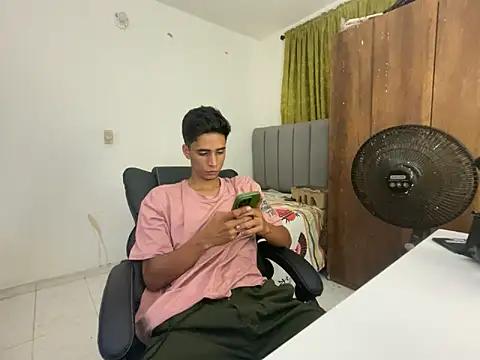 Snapshot of Max_TheHorseDick chatting on 01-22-25, 03:31 Max TheHorseDick online show from 01-22-25, 03:31