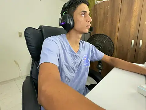 Snapshot of Max_TheHorseDick chatting on 02-01-25, 04:46 Max TheHorseDick online show from 02-01-25, 04:46