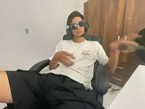 Snapshot of Max_TheHorseDick chatting on 02-08-25, 03:19 Max TheHorseDick online show from 02-08-25, 03:19