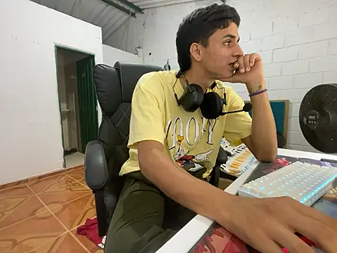 Snapshot of Max_TheHorseDick chatting on 03-20-25, 10:18 Max TheHorseDick online show from 03-20-25, 10:18