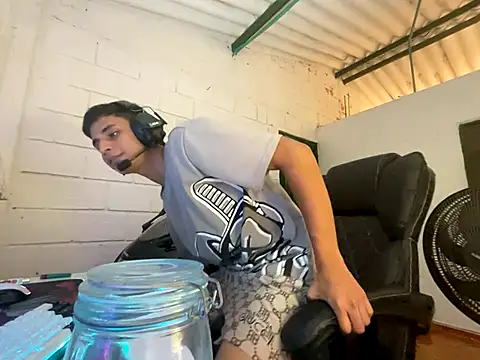 Snapshot of Max_TheHorseDick chatting on 09-13-25, 02:55 Max TheHorseDick online show from 09-13-25, 02:55