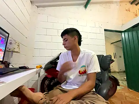 Snapshot of Max_TheHorseDick chatting on 10-07-25, 01:58 Max TheHorseDick online show from 10-07-25, 01:58