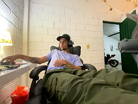 Snapshot of Max_TheHorseDick chatting on 11-02-25, 01:08 Max TheHorseDick online show from 11-02-25, 01:08