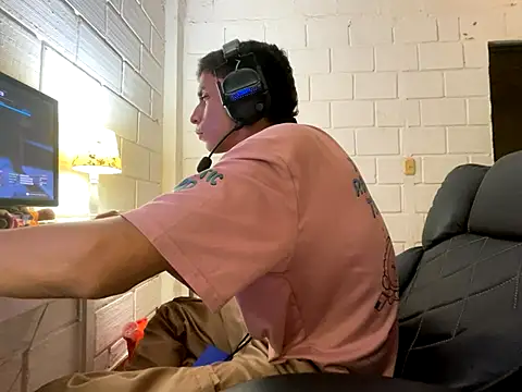 Snapshot of Max_TheHorseDick chatting on 11-03-25, 12:46 Max TheHorseDick online show from 11-03-25, 12:46