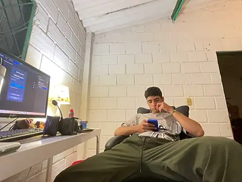 Snapshot of Max_TheHorseDick chatting on 11-04-25, 03:27 Max TheHorseDick online show from 11-04-25, 03:27