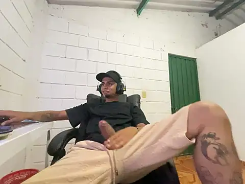 Snapshot of Max_TheHorseDick chatting on 11-08-25, 10:52 Max TheHorseDick online show from 11-08-25, 10:52