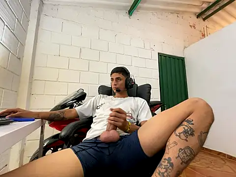 Snapshot of Max_TheHorseDick chatting on 11-09-25, 10:19 Max TheHorseDick online show from 11-09-25, 10:19