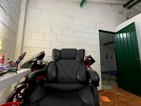 Snapshot of Max_TheHorseDick chatting on 11-18-25, 10:47 Max TheHorseDick online show from 11-18-25, 10:47