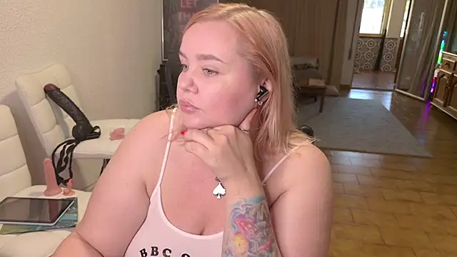 Snapshot of MargotGrey chatting on 10-28-25, 02:53 MargotGrey online show from 10-28-25, 02:53