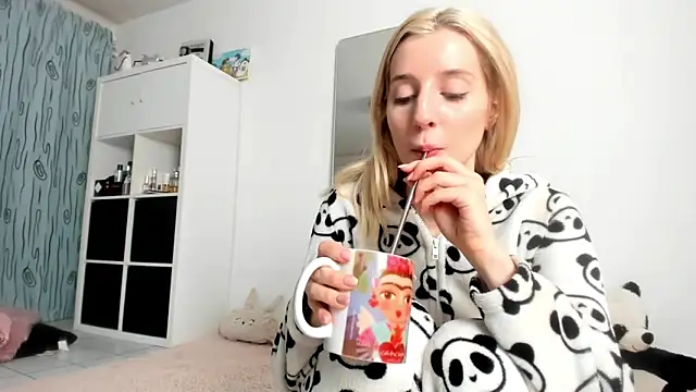 KenzieDawton online show from 10-08-25, 05:49