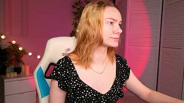 Snapshot of Ramona___ chatting on 03-19-26, 06:17 Ramona online show from 03-19-26, 06:17