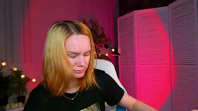 Snapshot of Ramona___ chatting on 03-25-26, 06:19 Ramona online show from 03-25-26, 06:19