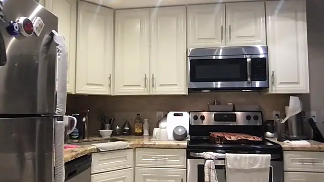 Snapshot of BigGuyMuscle chatting on 02-17-26, 06:58 BigGuyMuscle online show from 02-17-26, 06:58