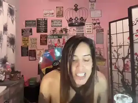 Snapshot of latinacubana chatting on 12-22-24, 09:00 latinacubana online show from 12-22-24, 09:00