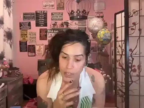 Snapshot of latinacubana chatting on 12-31-24, 08:37 latinacubana online show from 12-31-24, 08:37