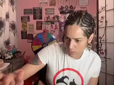 Snapshot of latinacubana chatting on 01-22-25, 02:37 latinacubana online show from 01-22-25, 02:37