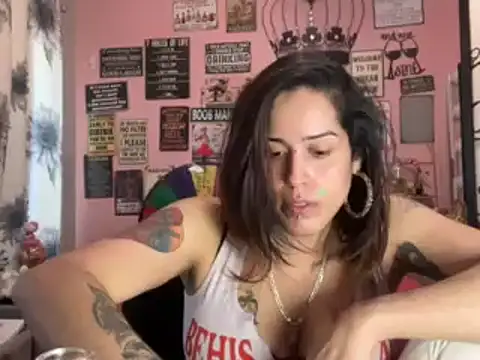 Snapshot of latinacubana chatting on 01-30-25, 01:31 latinacubana online show from 01-30-25, 01:31