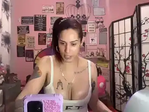 Snapshot of latinacubana chatting on 03-12-25, 10:16 latinacubana online show from 03-12-25, 10:16