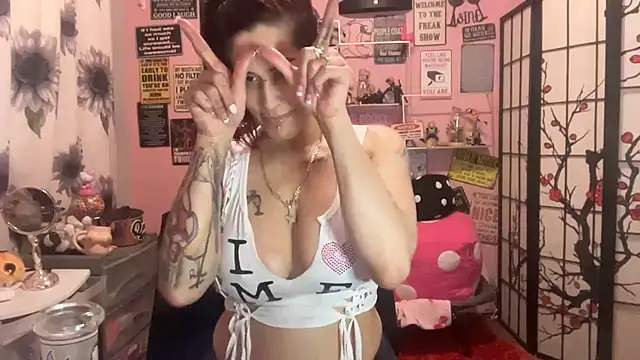 Snapshot of latinacubana chatting on 03-22-25, 11:21 latinacubana online show from 03-22-25, 11:21