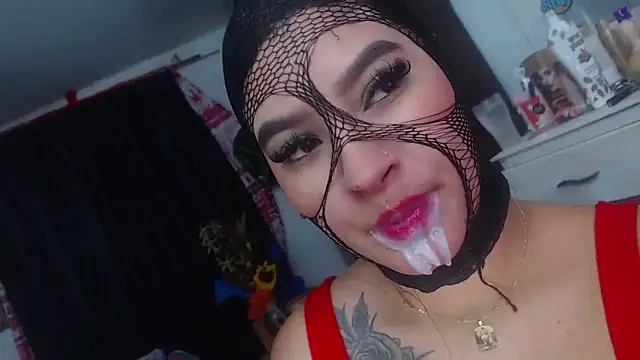 Snapshot of Sharlottee chatting on 12-28-24, 02:43 Sharlottee online show from 12-28-24, 02:43