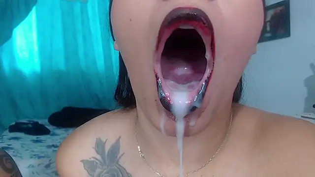 Snapshot of Sharlottee chatting on 02-08-25, 03:42 Sharlottee online show from 02-08-25, 03:42