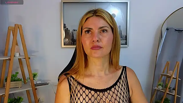 Snapshot of bella__adams chatting on 10-18-25, 09:37 bella adams online show from 10-18-25, 09:37