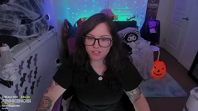 Snapshot of JennKenobi chatting on 10-28-25, 02:42 JennKenobi online show from 10-28-25, 02:42