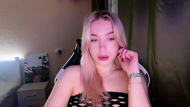 Snapshot of ariashaa chatting on 11-06-25, 02:18 ariashaa online show from 11-06-25, 02:18