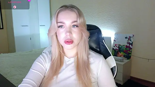 Snapshot of ariashaa chatting on 12-04-25, 02:26 ariashaa online show from 12-04-25, 02:26