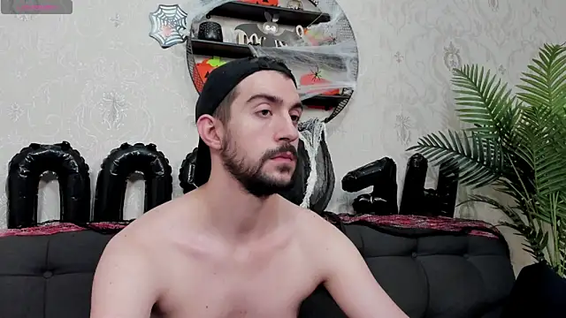 Snapshot of Dylan_Best chatting on 10-31-25, 01:17 Dylan Best online show from 10-31-25, 01:17