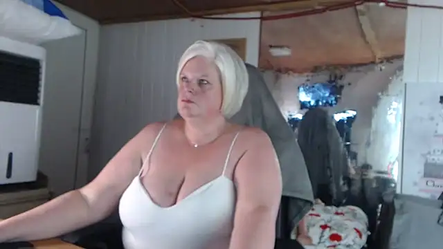 Snapshot of sexychazza16 chatting on 10-13-25, 06:41 sexychazza16 online show from 10-13-25, 06:41